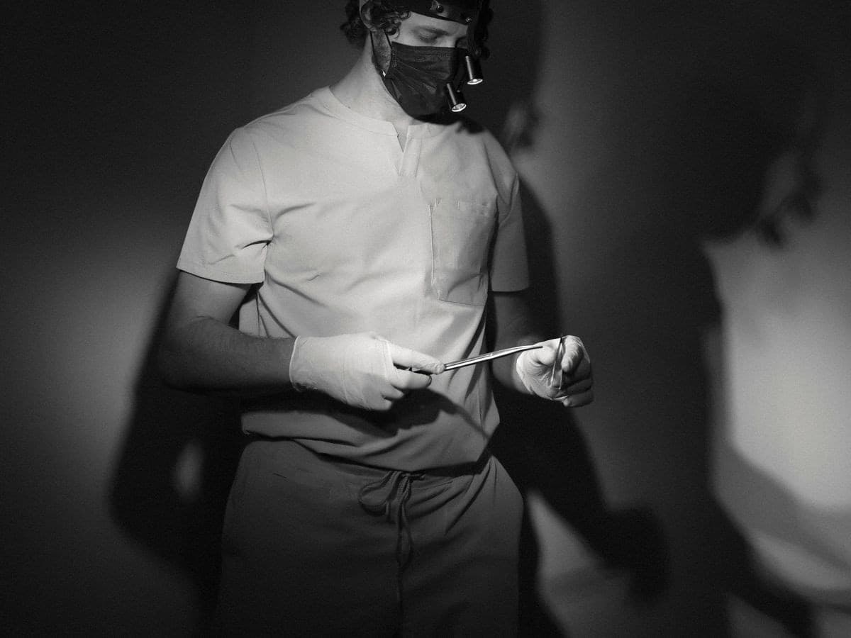 Editorial image linking to the services overview.